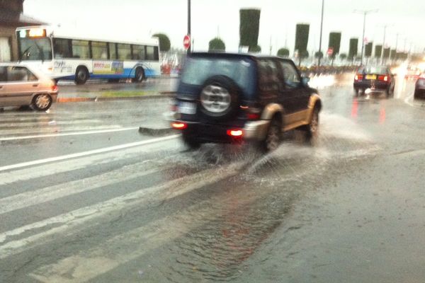 Une route du centre-ville de Dieppe sous les eaux.