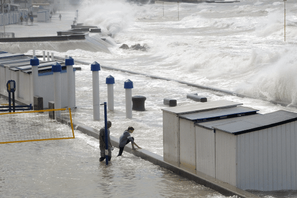 (Archive) Coup de vent et marée haute sur la digue de Wimereux le 11 août 2014.