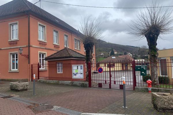 L'instituteur de l'école d'Oderen, suspecté pour des faits d'attouchements sexuels et de viol, est en cours de mise en examen.