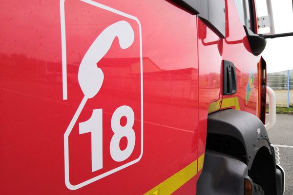 24 pompiers ont été mobilisés pour éteindre le feu. Sur place, ils ont découvert le corps d'un homme.