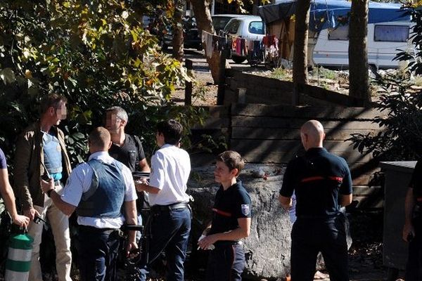 Policiers et pompiers près du camp de Roms de Montaudran, vendredi après-midi.