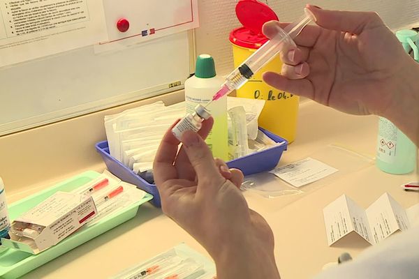 L'une des doses du vaccin anti-Covid de Pfizer/Bio NTech distribuée par le CHU de Montpellier