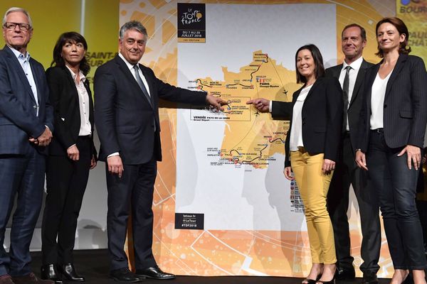 Gilles Bourdouleix (3e gauche) lors de la présentation du Tour de France 2018 le 17 octobre 2017 à Paris