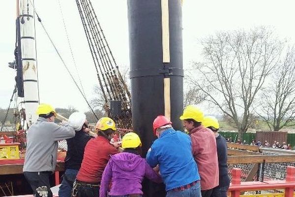 Les manoeuvres délicates pour la pose du bas de Grand Mât de l'Hermione