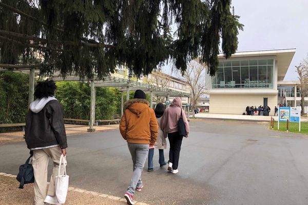 Les élèves peuvent toujours accéder au lycée Sonia-Delauney pour y être pris en charge par une cellule psychologique.