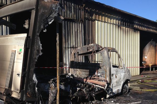 L'incendie de ce camion s'est propagé aux bâtiments