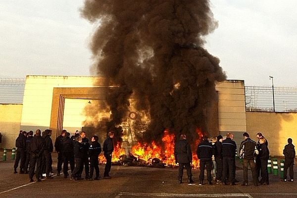 Une partie des agents pénitentiaires de Varennes-le-Grand bloquent leur établissement de mercredi 19 décembre 2012 pour dénoncer la dégradation de leurs conditions de travail.