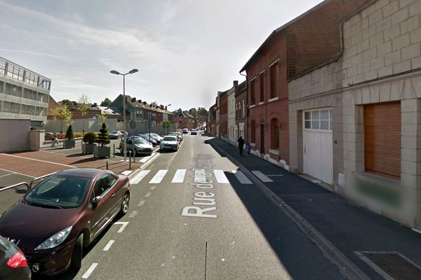 La jeune femme a été agressée en plein après-midi, rue de la République au Cateau-Cambrésis.