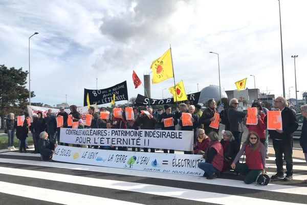 Une cinquantaine de personnes se sont réunies devant la centrale nucléaire de Chinon pour protester contre la création de deux nouveaux réacteurs EPR sur le site.