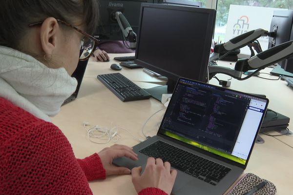 En partenariat avec une start-up stéphanoise, le département de la Loire a équipé les mairies volontaires de boitiers pour sécuriser leurs réseaux.