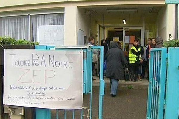 Aux Grésilles, les parents sont mobilisés depuis plusieurs jours pour les moyens alloués aux 8 écoles de leur quartier.