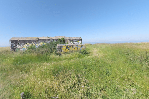 A la pointe de la Hève, près du Havre, le bunker Vault en haut de la falaise face à la mer.