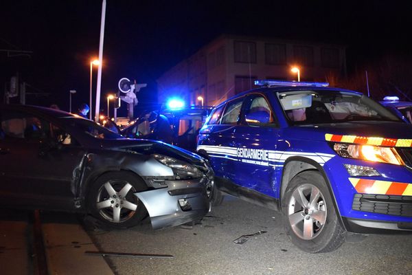 La voiture percutée par le fugitif abritait deux gendarmes, qui ont été blessés.