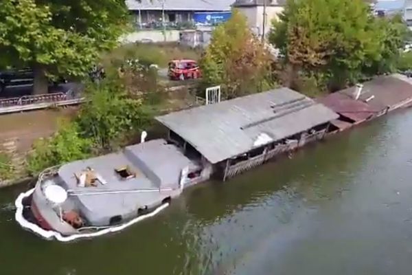 L'un des flancs du bateau touche le fond de l'Oise