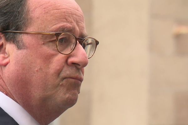 François Hollande soucieux devant l'hôtel de ville de Tulle