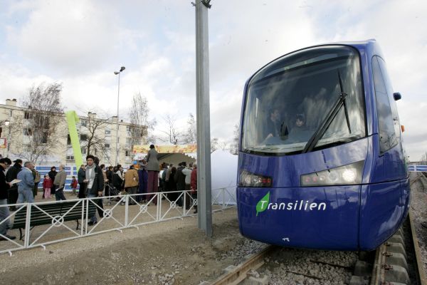 Le tram train à Bondy en Seine-Saint-Denis