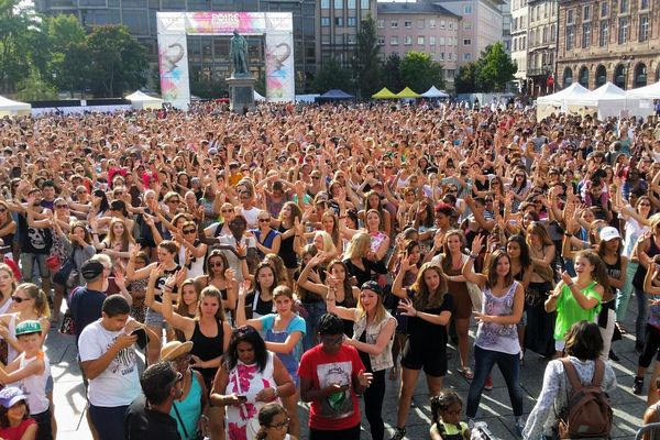 Des milliers de participants en train de danser place Kléber