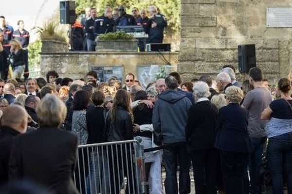 Recueillement lors des obsèques de Laura et Mauranne à Eguilles le 5 octobre 2017.