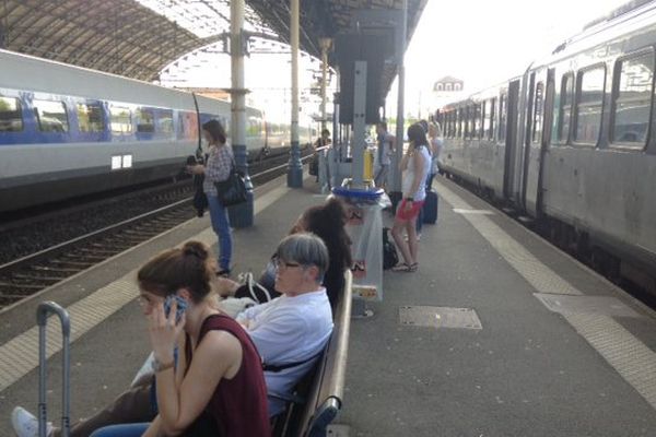 Les passagers bloqués en gare de Dax doivent prendre leur mal en patience.