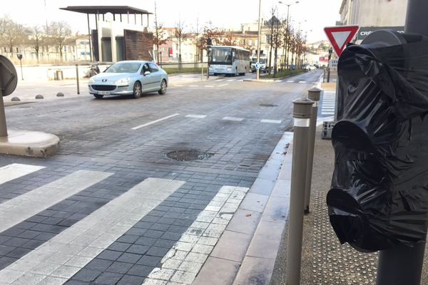 Niort a supprimé depuis 4 mois certains feux tricolores autour de la place de la Brèche.