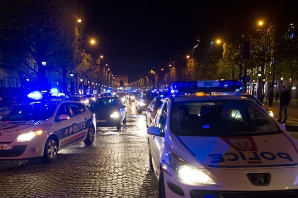 Une centaine de "gyros bleus" ont défilé sur les Champs-Elysées, à Paris, ce jeudi 20 décembre.