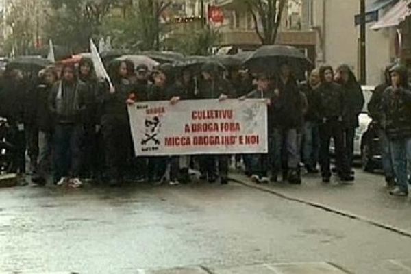 Les manifestants ont bravé la pluie pour dénoncer un trafic en hausse