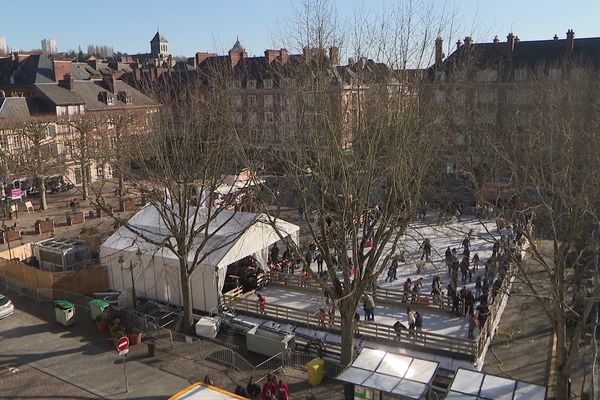 La patinoire éphémère en glace artificielle de Lisieux (14) plait beaucoup aux enfants, mais un peu aux écologistes.