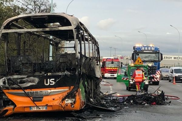 Le bus ravagé par les flammes sur le périphérique parisien.