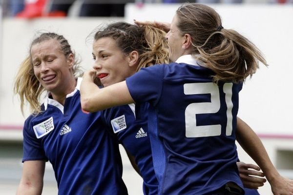 Elodie Guiglion, auteur de deux essais dans la petite finale, félicitée par ses coéquipières.