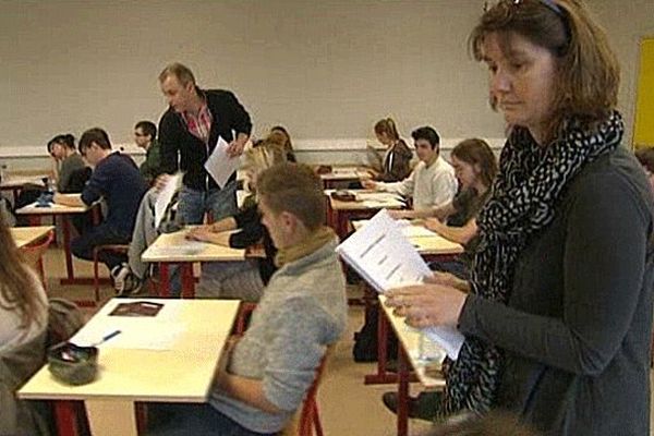 Distribution des sujets du bac philo ce lundi matin au lycée Allende d'Hérouville-Saint-Clair