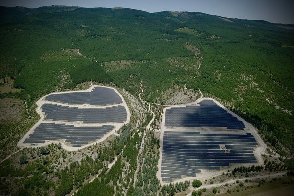 À Cruis, la ferme solaire a fait pousser quelque 29 000  panneaux photovoltaïques sur 17 hectares et malgré l'opposition des habitants de la montagne de Lure et le combat juridique des associations.