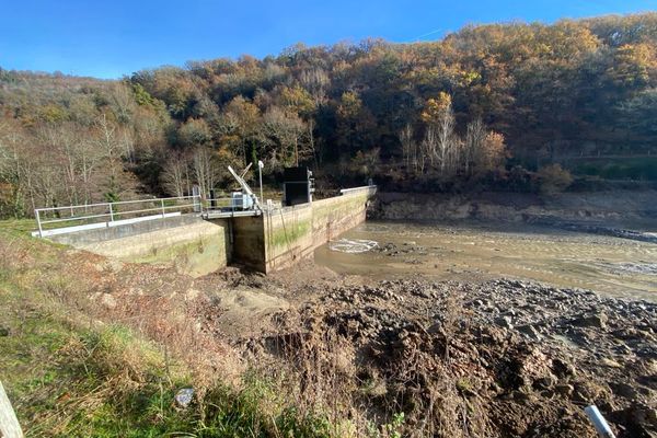 Le barrage d'Espeyrac désormais à vide après la rupture d'une fissure dans les fondations.