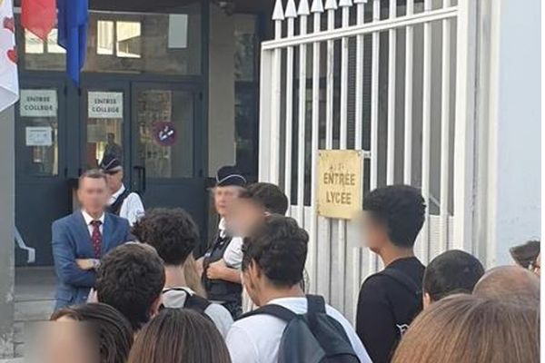 La présence de policiers à l'entrée du lycée Frédéric Mistral d'Avignon a déclenché de nombreuses réactions sur l'interdiction de l'abaya.