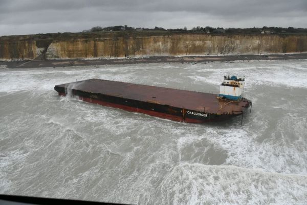 La barge maltaise AMT Challenger s'est échouée aux abords de la plage de Sotteville-sur-Mer (Seine-Maritime).