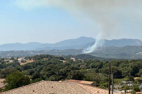 L'interventions des pompiers est en cours.