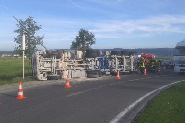 Ce matin, un poids lour contenant du sable s'est renversé, occasionnant des bouchons et une déviation sur l'axe Pontarlier-Besançon. 