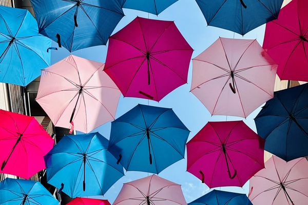 Les parapluies du collectif portugais Sexta Feira Produçoes sont de retour ! (Umbrella Sky Project promenade rue Sainte-Catherine à Bordeaux).