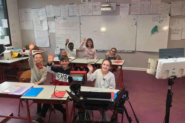 Devant les caméras de TV Loustics, des enfants de la classe CM1-CM2 de l’école Marie Pape Carpantier de Torcé-en-Vallée (Sarthe)