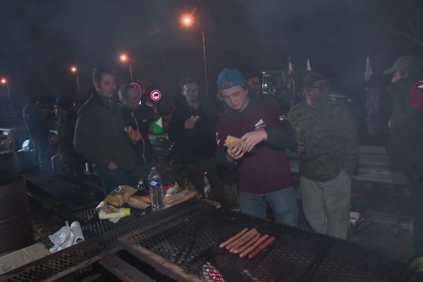 Les agriculteurs se sont organisés sur leur bivouac de l'autoroute A1. Bétaillères et remorques pour dormir et ravitaillement pour tous avec barbecue à tous les repas.