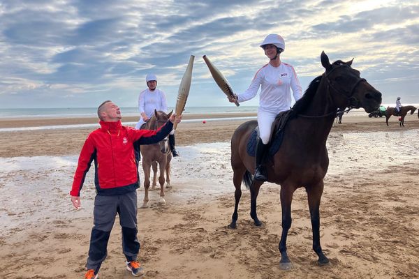 Sur la plage d'Omaha Beach, Maxime Wille, l'arrière-petit-fils de Léon Gauthier, a transmis la flamme olympique à la cavalière normande Pénélope Leprévost.