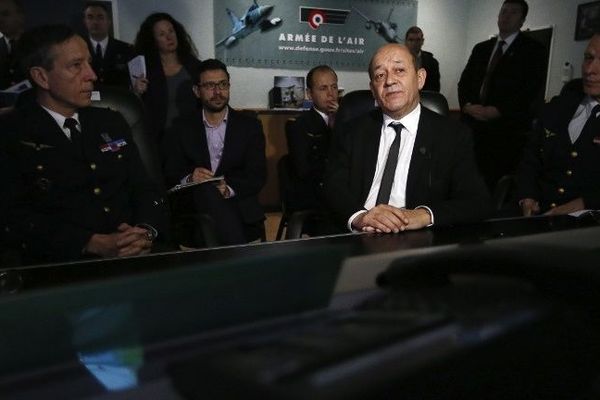 Jean-Yves Le Drian, ce matin au quartier général aérien supervisant les opérations au Mali.