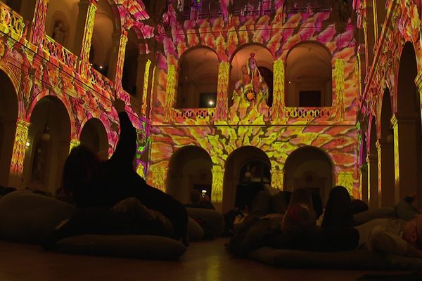 Un spectacle lumineux est projeté au cœur du Palais de la Bourse de Lyon jusqu'à fin février.