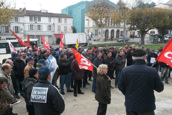 Les salariés de Wesper devant le tribunal de commerce de Saintes ce 3 décembre 2015.