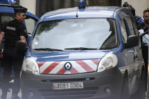 Le véhicule qui escorte Murielle Bolle à l'extérieur du palais de justice de Dijon (Côte d'Or), le 29 juin 2017.