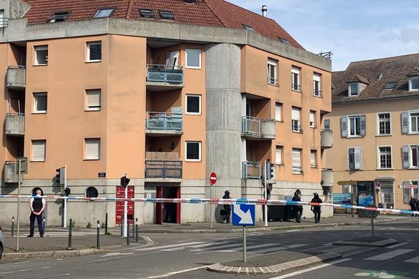 Une équipe du RAID est entrée dans cet immeuble à l'intersection de la rue Buffon et de la rue Paul Schutzenberger.