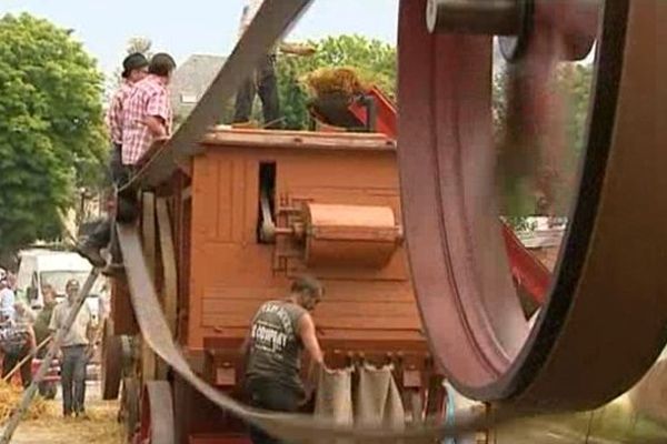 Une petite démonstration de battage à l'ancienne.