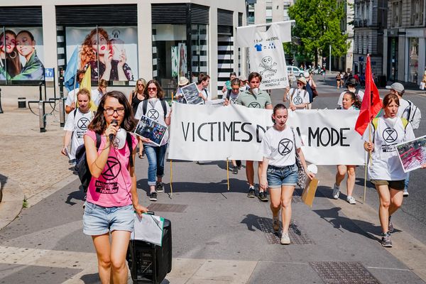 Pour le premier samedi des soldes, les membres nantais du groupe Extinction Rebellion ont manifesté dans les rues piétonnes de Nantes, pour dénoncer les ravages de la mode, 2e industrie la plus polluante après la pétrochimie. 