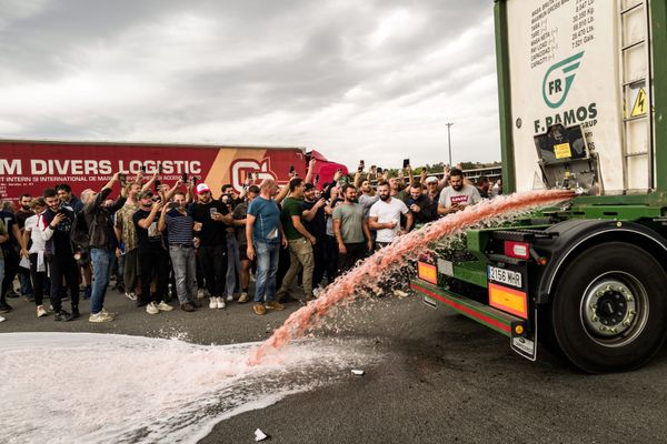 Action des agriculteurs français au Boulou contre les vins importés d'Espagne en 2023