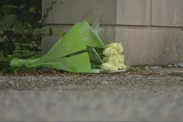 Un bouquet de rose déposé devant la maison de la famille Gineste à Sainte-Feyre (Creuse).