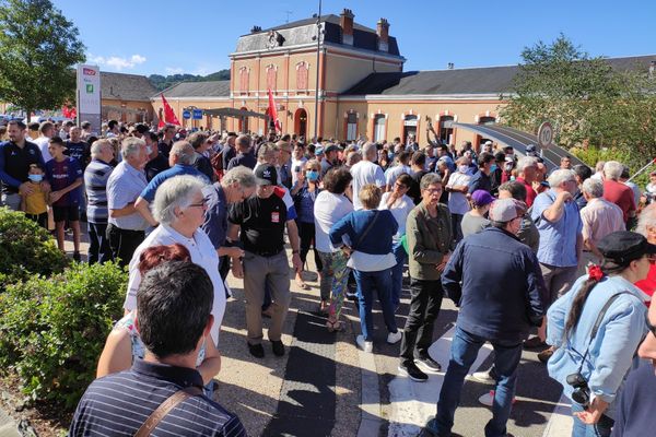 Plusieurs milliers de personnes manifestent à Tulle ce matin en soutien aux salariés de Borg Warner